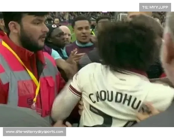 伯恩利升超狂欢酿冲突!球迷冲场挑衅乔杜里,客队球员失控爆发肢体冲突 伯恩利升超狂欢酿冲突!球迷冲场挑衅乔杜里,客队球员失控爆发肢体冲突